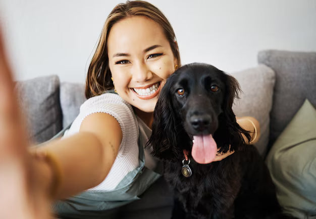 files/amor-selfie-mujer-perro-sofa-casa-relajarse-jugar-animal-cuidado-dueno-mascota-persona-influyente-asiatica-sonrisa-companero-amistad-o-foto-memoria-perfil-redes-sociales_590464-226692.avif